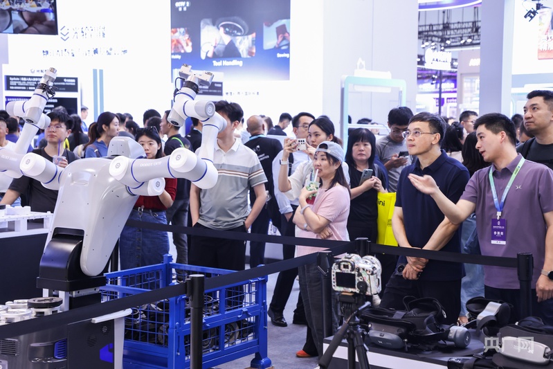 江淮实验室工业具身机器人在WRC 2026展会现场与观众互动