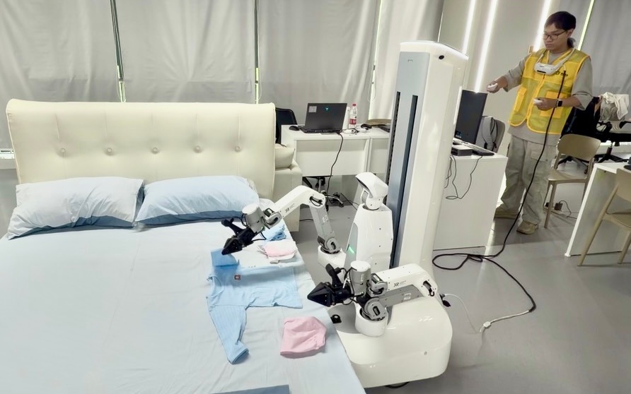 工程师在合肥训练场采集机器人训练数据