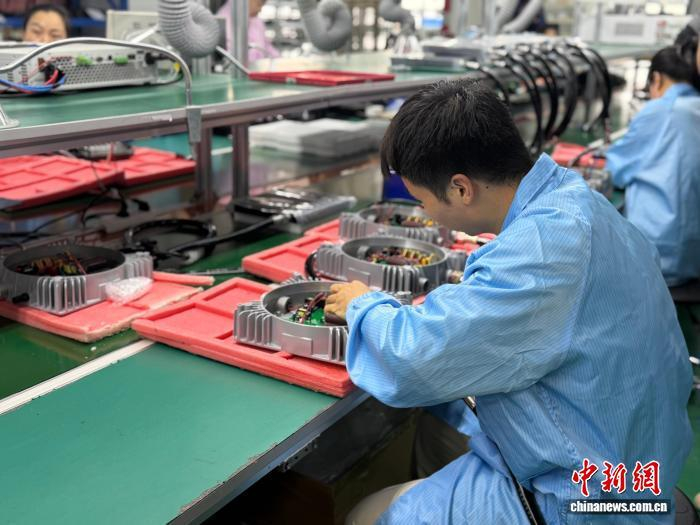 中惠创智阜阳基地生产车间 工作人员正在组装无线供电发射器