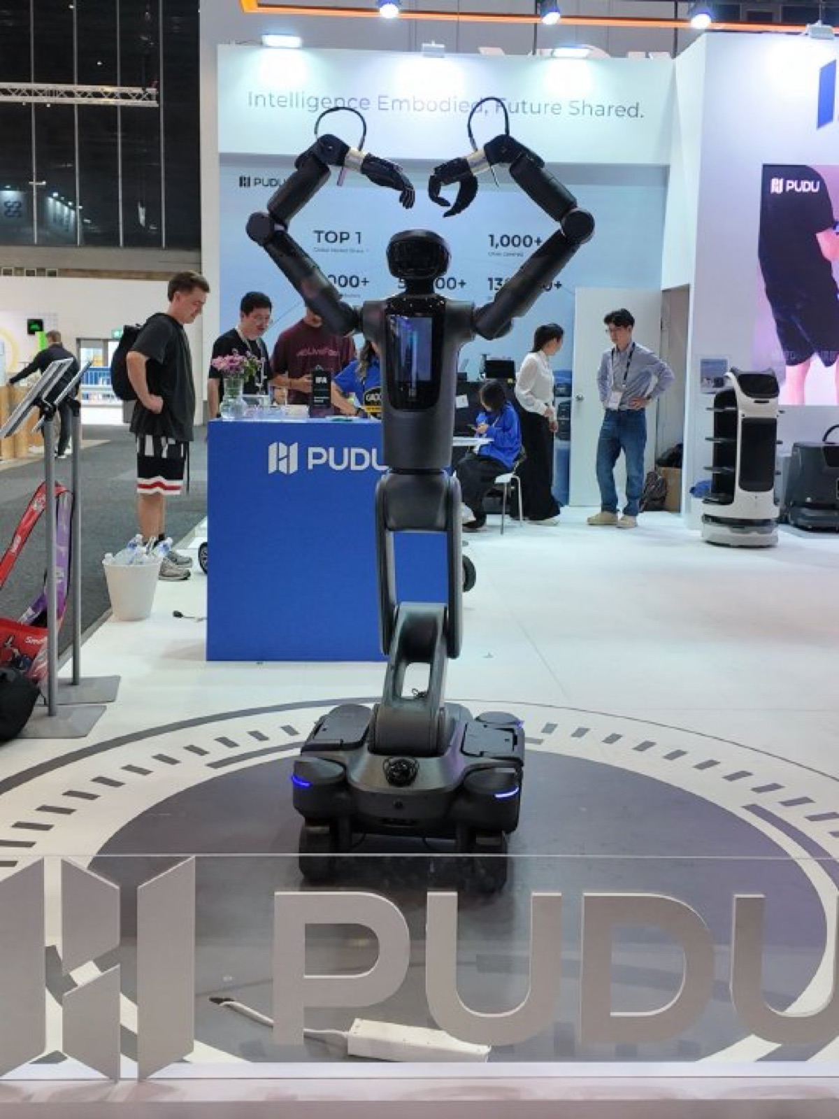 普渡机器人 PUDU D7 在 IFA 2026 柏林展位比心互动