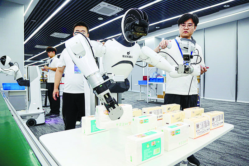 具身智能创新中心内训练人员正在训练机器人