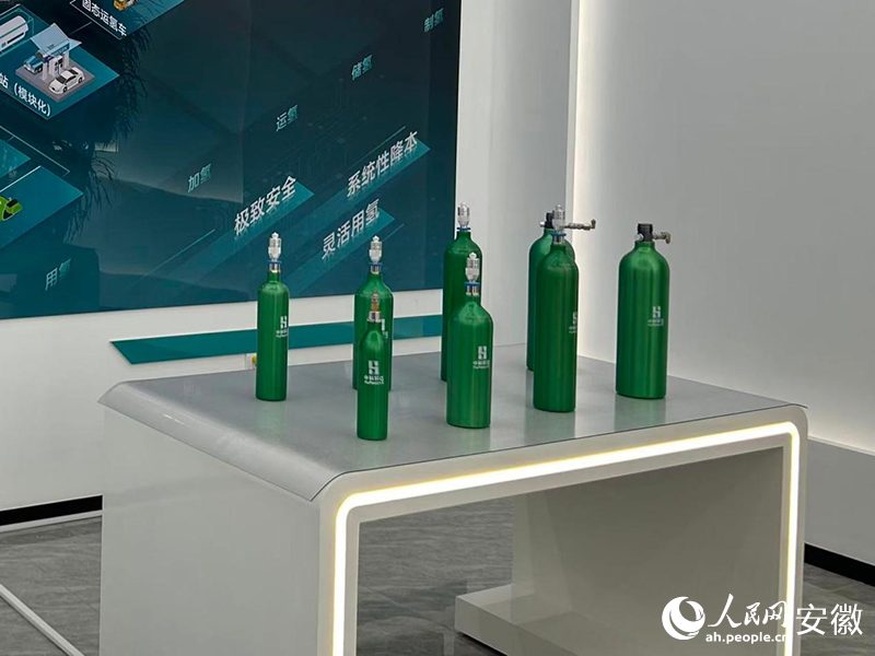 展厅内展示的固态储氢罐