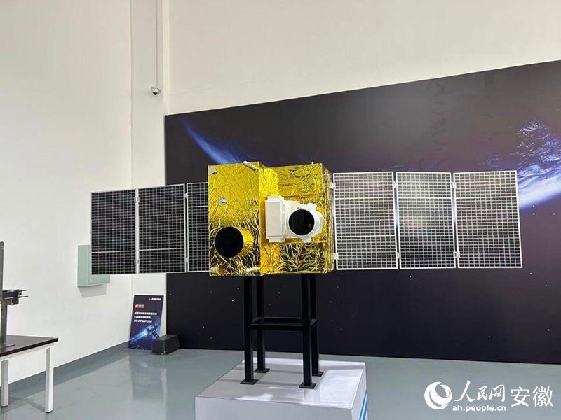 展厅内的高光谱卫星模型