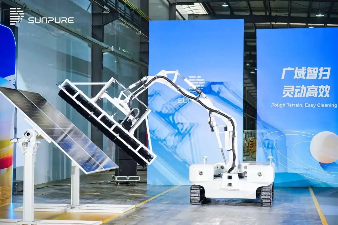 仁洁智能光伏清扫机器人作业演示