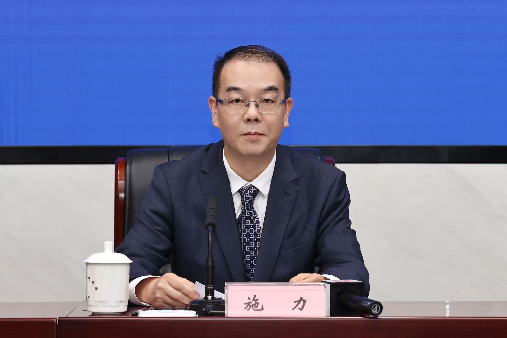 安徽省工业和信息化厅副厅长施力在发布会上介绍实施意见有关情况