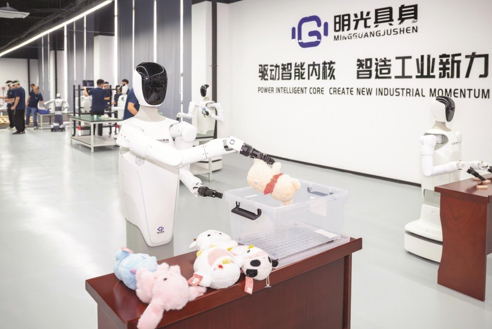 工作人员对具身智能机器人开展多任务技能学习训练